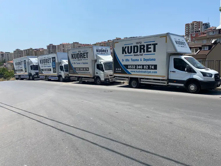 Kudret Nakliyat filosu İstanbul'da yol kenarında sıra halinde