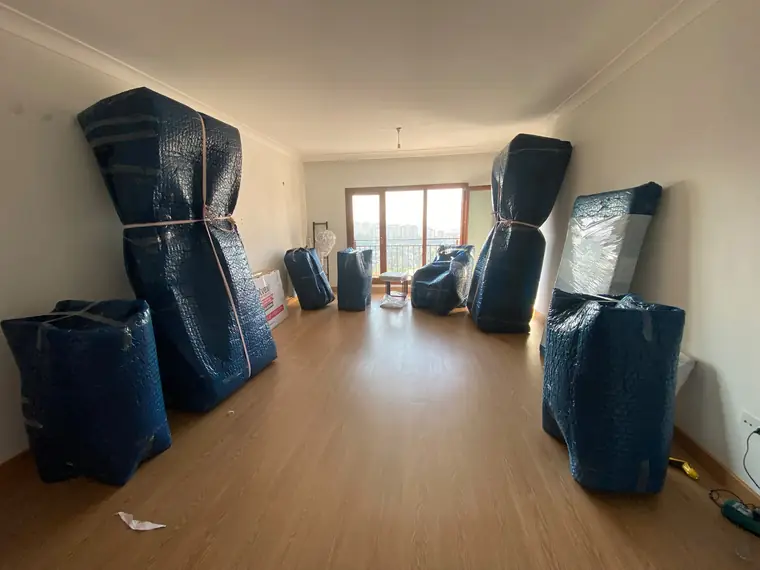 Ambalajlanmış mobilyalarla dolu bir salon, yüklemeye hazır