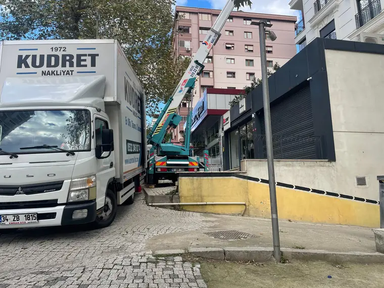 Kudret Nakliyat kamyonu ve kurulu mobil eşya asansörü