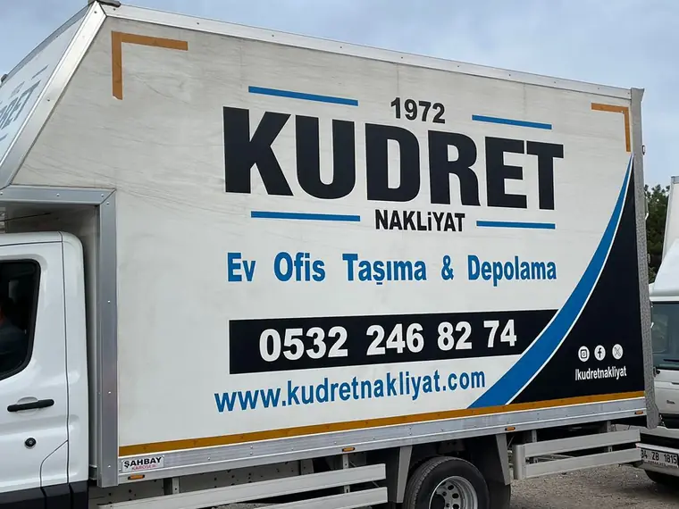 Kudret Nakliyat aracının kapısındaki 1972 yazısı ve firma logosu