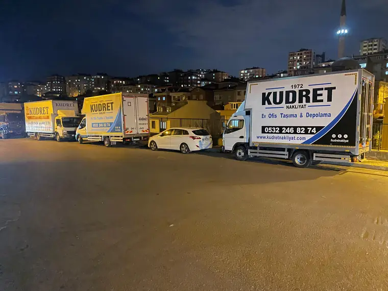Kudret Nakliyat araçları gece garajda sıralanmış