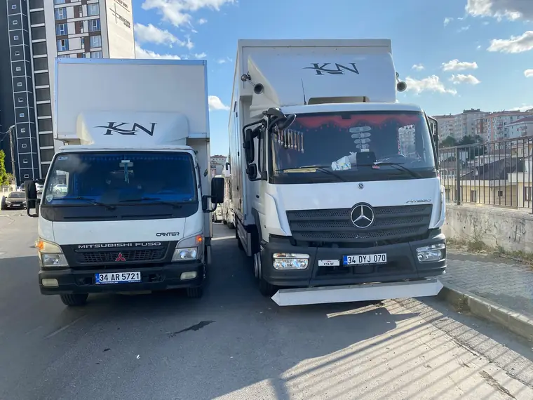Kudret Nakliyat'ın iki kamyonu önden görünüm