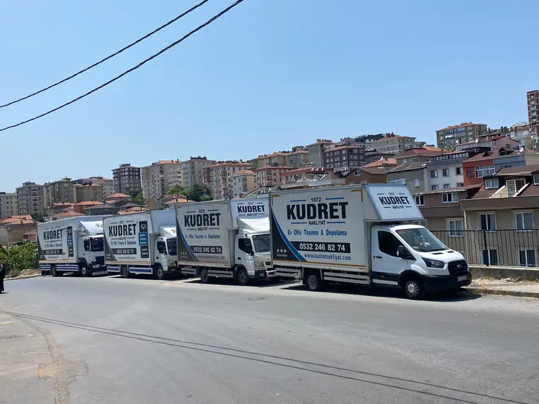 Kudret Nakliyat filosu şehir manzarası önünde sıra halinde