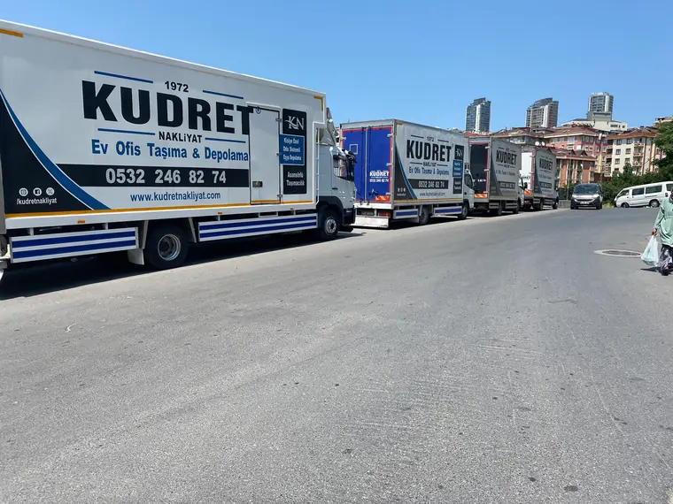 Kudret Nakliyat tırı ve arkasında İstanbul manzarası