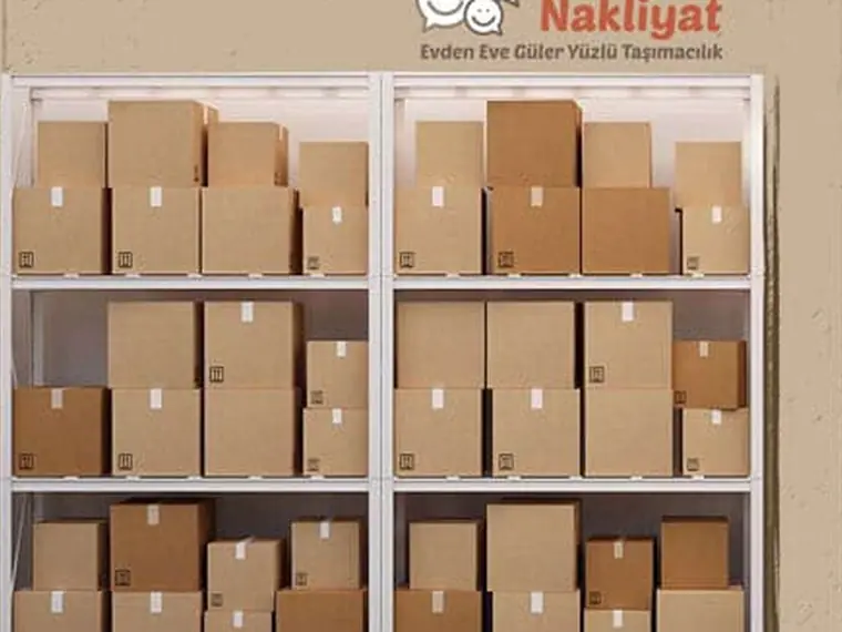 Depo raflarına yerleştirilmiş etiketli taşıma kolileri