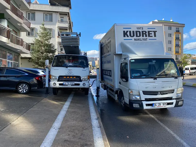 Kudret Nakliyat kamyonları bir mahalle sokağında