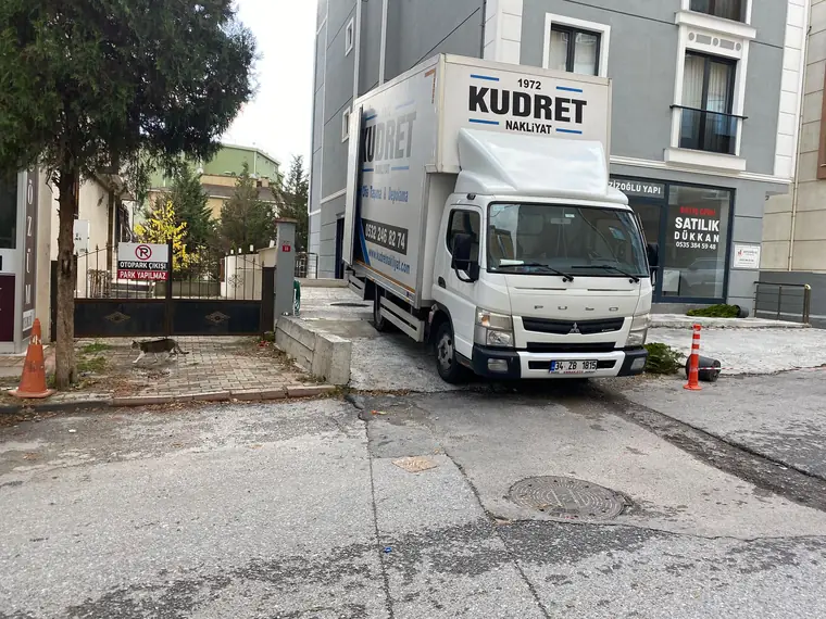 Kudret Nakliyat kamyonu bina önünde yükleme yapıyor