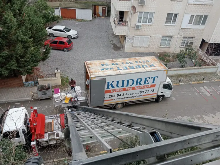 Yükleme alanında Kudret Nakliyat aracı, yukarıdan görünüm
