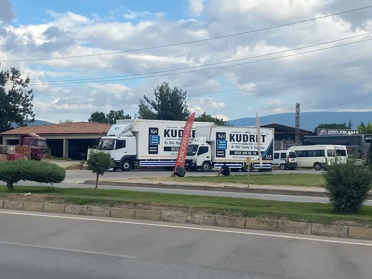 Şehirler arası taşıma için hazırlanmış Kudret Nakliyat araçları