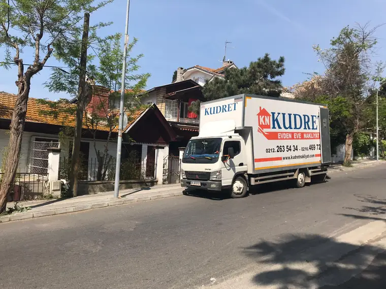 Kudret Nakliyat kamyonu bir sokakta yükleme için bekliyor