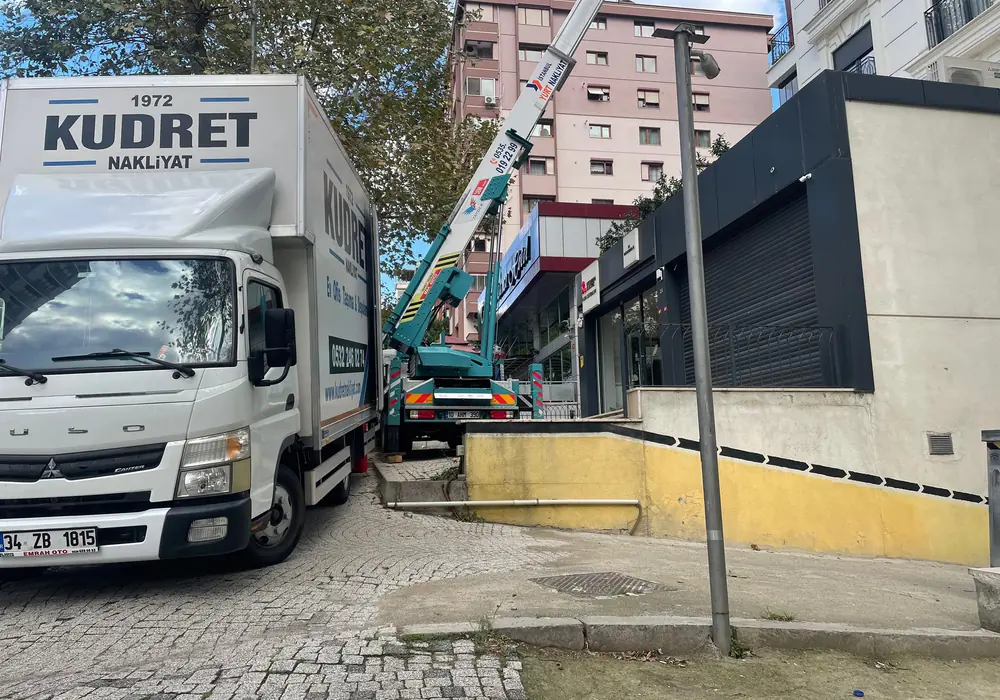 Kudret Nakliyat kamyonu ve yanında kurulmuş mobil eşya asansörü