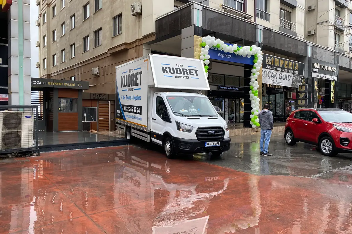 Kudret Nakliyat aracı bir işyeri taşıması için dükkan önünde bekliyor